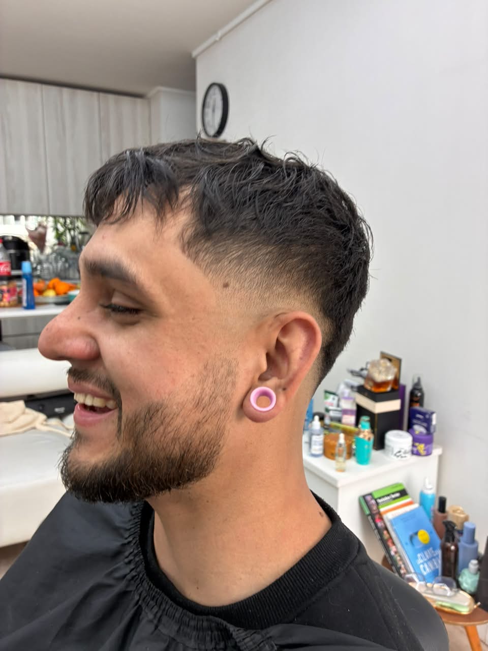 Corto & definido, corte realizado por Charlie en su barbería